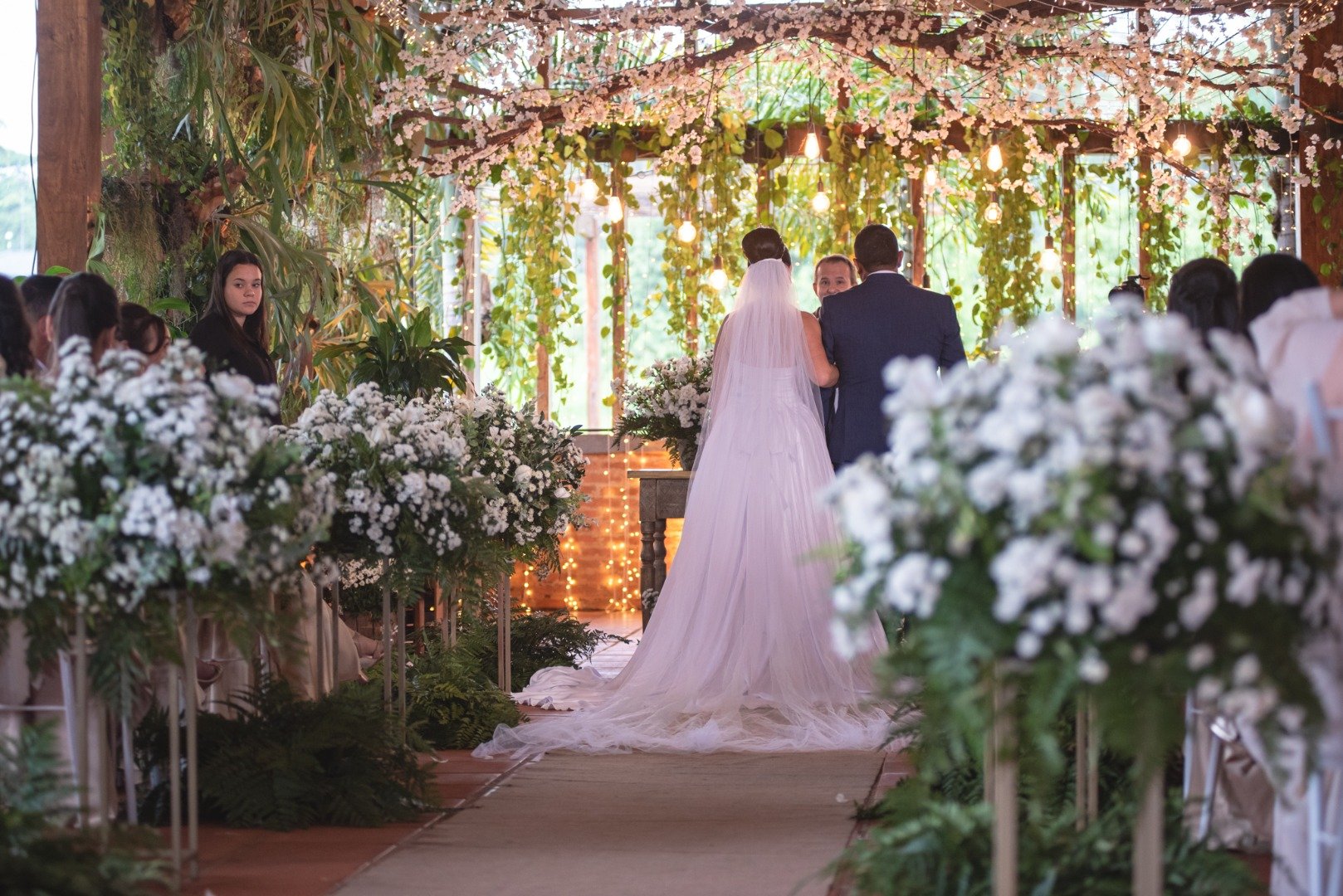 “Celebrar com Sentido: Por que as noivas estão escolhendo cerimônias mais pessoais e sustentáveis”